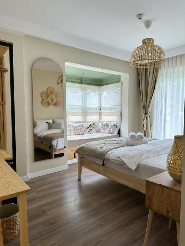 una camera con un grande letto e uno specchio di Ella Alaçatı Otel a Ildir