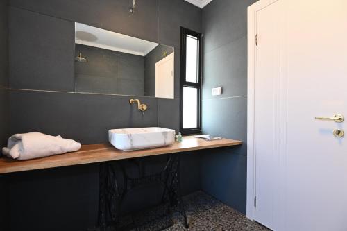 a bathroom with a sink and a mirror at נוף העמק - דירה מהממת עם נוף עוצר נשימה in Nof Kinneret