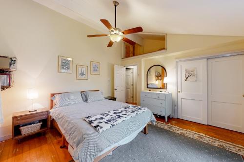 - une chambre avec un lit et un ventilateur de plafond dans l'établissement The Lakeside Daisy, à Raymond