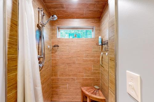 La salle de bains est pourvue d'une douche, de toilettes et d'une fenêtre. dans l'établissement The Lakeside Daisy, à Raymond