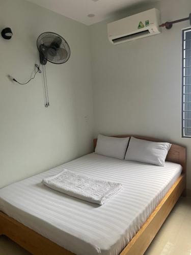 Giường trong phòng chung tại Hoàng Sang