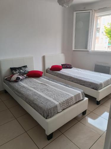 deux lits côte à côte dans une pièce dans l'établissement Nid côte bleue, à Carry-le-Rouet