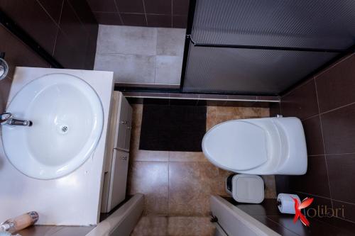Ένα μπάνιο στο Hostal Kolibri B&B