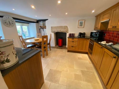 O bucătărie sau chicinetă la Characterful, Cosy Cotswold Cottage, Folly Cottage