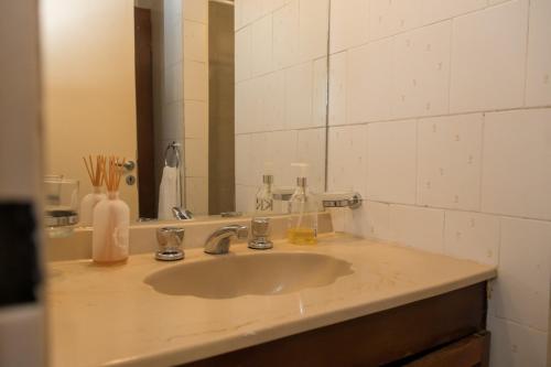 encimera con lavabo y espejo en JM Casa Hermosa en Ushuaia