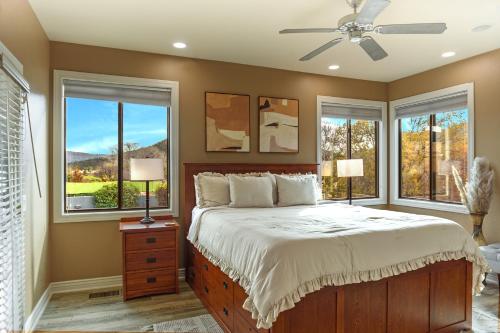 1 dormitorio con 1 cama y 2 ventanas en Large Sedona Property with Private Pool! 7 Bedrooms!, en Sedona