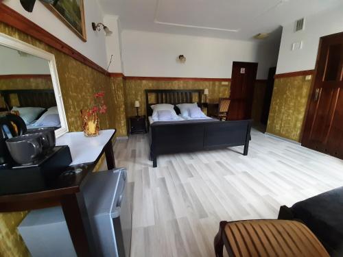 格但斯克的住宿－琥珀沙灘莊園旅館，一间带床和桌子的客厅和一间房间