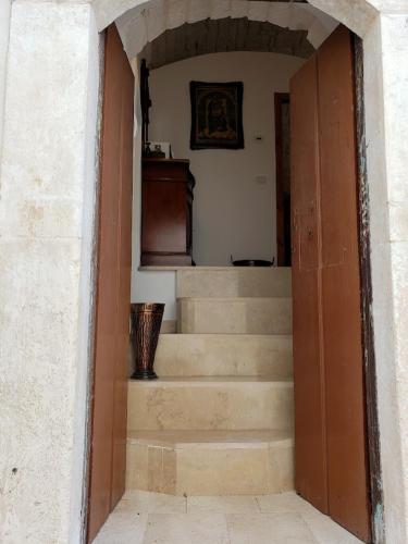 an entrance to a hallway with stairs in a building at Casa Santa Chiara - Affitti Brevi Italia in Monte SantʼAngelo