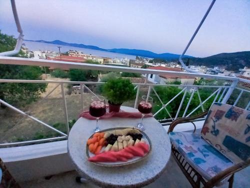 un plato de comida en una mesa en un balcón en Panorama en Methana