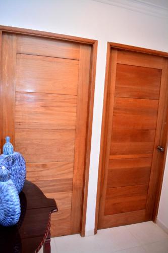a pair of wooden doors in a room at Moderno apartamento para tu estancia in Licey