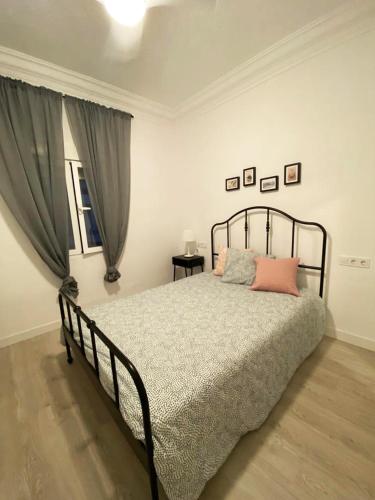 1 dormitorio con cama y ventana en Malvarrosa Private Rooms in Shared Apartment en Valencia