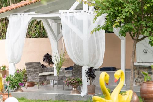 two rubber swans in front of a gazebo at ViLLA DRAGANI in Sikia
