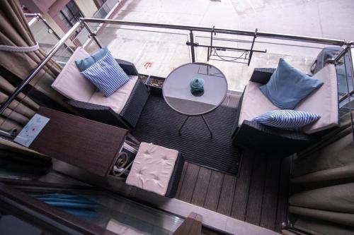 an overhead view of a balcony with chairs and a table at Studio Oscar in Saturn