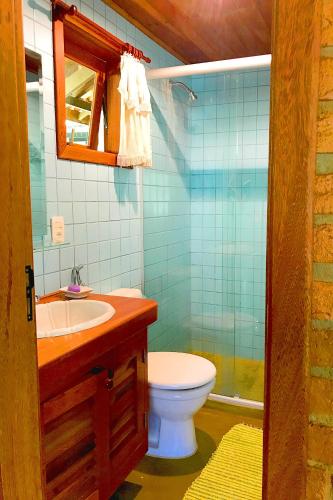a bathroom with a toilet and a sink at Pousada Sitio Gan Eden in Visconde De Maua