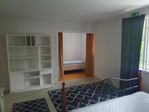 a bedroom with a bed and a room with a mirror at Mysig lägenhet för resande in Stocka