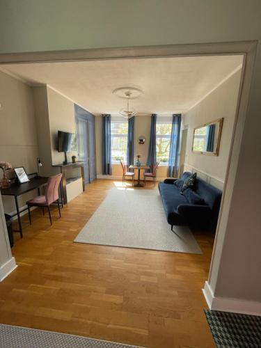 a living room with a blue couch and a table at Villa Artiz in Dunkerque