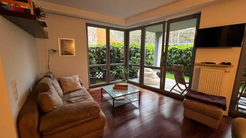 Apartament Willa Woda في يوراتا: غرفة معيشة مع أريكة وطاولة