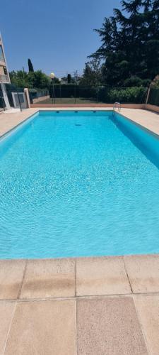 una gran piscina de agua azul en Bel Appartement Frejus, en Fréjus