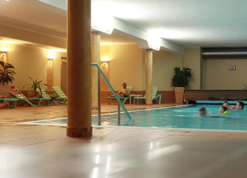 ein Pool in einem Hotel mit Leuten, die darin spielen in der Unterkunft Ferienwohnung Meeresblick in Zierow