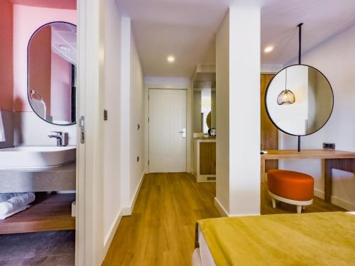Postel nebo postele na pokoji v ubytování Dedeoğlu Port Hotel