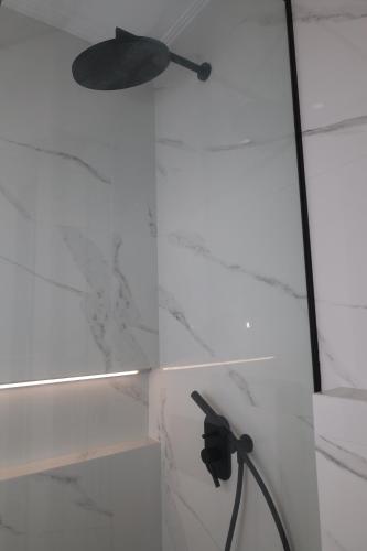 Un baño de Paris-Irini Studios And Apartments