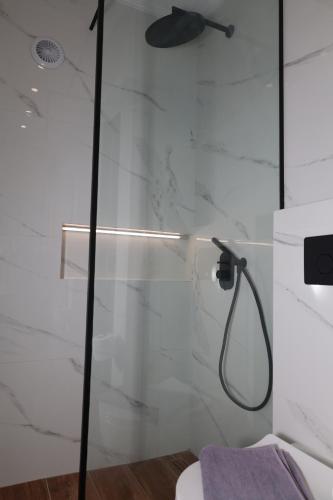 Un baño de Paris-Irini Studios And Apartments