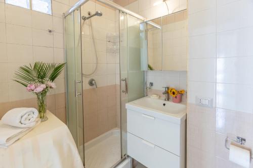 een badkamer met een douche en een wastafel bij CloisterVista apartment in Napels