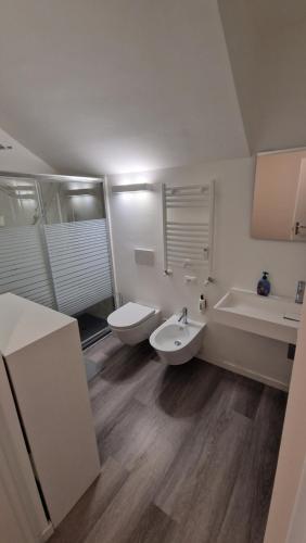 łazienka z umywalką, toaletą i wanną w obiekcie Cozy apartment Milano Affori M3 w Mediolanie