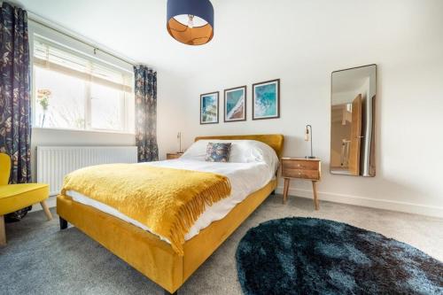 1 dormitorio con 1 cama grande y espejo en Huckleberry - Premium, Hot Tub, x2 Parking, Farm Shop Next door, Private Cornish Lane, en Newquay