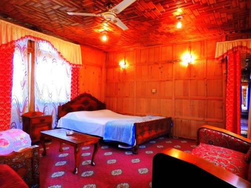 Giường trong phòng chung tại Houseboat Raja's Palace