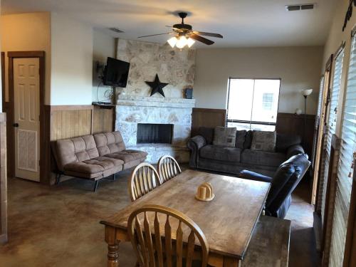 Χώρος καθιστικού στο Garner State Park/Frio River Getaway in Concan