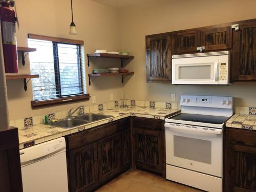 Η κουζίνα ή μικρή κουζίνα στο Garner State Park/Frio River Getaway in Concan