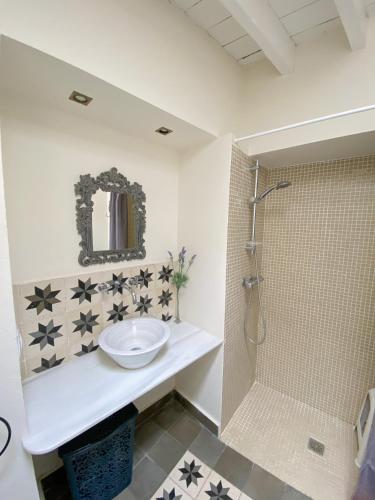 a bathroom with a sink and a shower at Casa de pueblo con encanto para desconectar in Terque