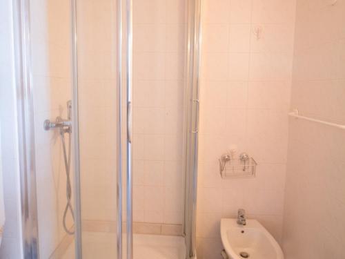 a bathroom with a shower and a toilet at Appartement Aussois, 2 pièces, 4 personnes - FR-1-508-148 in Aussois