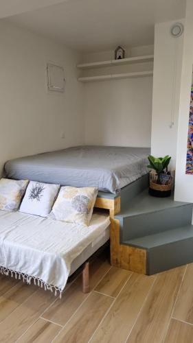 - 2 lits dans une pièce dans l'établissement Cap d'agde Bord de mer avec piscine, au Cap d'Agde