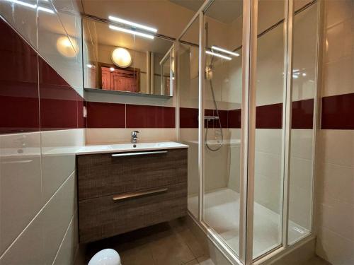 une salle de bain avec un lavabo et une douche dans l'établissement Appartement rénové 3 pièces pour 6 pers, balcon, 2 sdb, proche ascenseur, skis, qualité 4 flocons - FR-1-452-203, aux Menuires