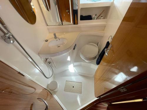een kleine badkamer met een wastafel en een toilet bij Seacascais, Lda in Cascais