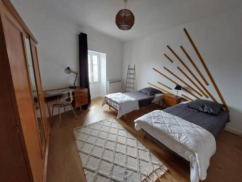 Ένα ή περισσότερα κρεβάτια σε δωμάτιο στο La maisonnette du marais