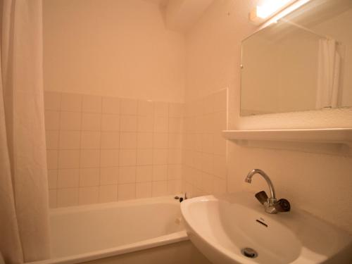 La salle de bains est pourvue d'un lavabo, d'une baignoire et d'un miroir. dans l'établissement Appartement Lanslevillard, 2 pièces, 5 personnes - FR-1-508-215, à Lanslevillard