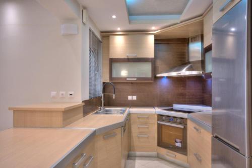 Nhà bếp/bếp nhỏ tại Luxurious 2-bedroom 100m2 Apartment in Elliniko