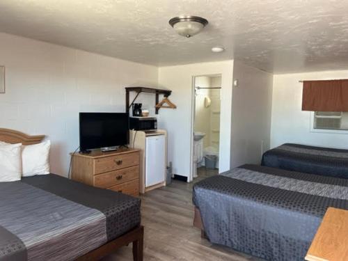 Ένα ή περισσότερα κρεβάτια σε δωμάτιο στο Auto Inn Motel & RV Park