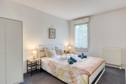 A bed or beds in a room at La perle urbaine, 15min de Paris