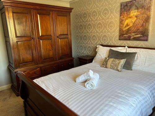 - une chambre avec un lit et 2 serviettes dans l'établissement Central Aster House, 3 Bedrooms, Parking, à Nottingham