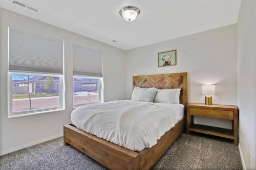 - une chambre avec un grand lit et une fenêtre dans l'établissement Modern Sage Farmhouse Private 3 bedroom home, à Caldwell