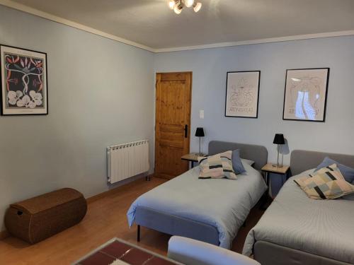 - une chambre avec deux lits et un canapé dans l'établissement Le Studio, à Blénod-lès-Pont-à-Mousson