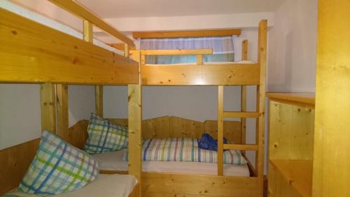 a bunk bed room with two bunk beds in a cabin at Ferienwohnung Praißkopf Blick in Pfunds