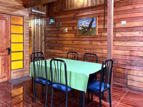 een eetkamer met een tafel en stoelen bij Cabañas Doña Mónica in Recinto