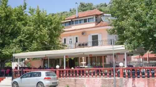 a car parked in front of a house at Eri's House in Cháni Milióni