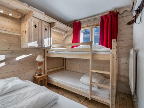 - une chambre avec 2 lits superposés dans une cabine dans l'établissement Appartement lumineux, 2 ch., accès piscine/spa, pied des pistes, proche commerces - Méribel - FR-1-566-17, à Les Allues
