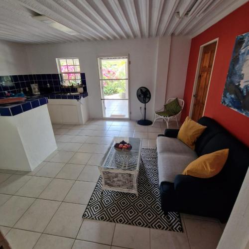 a living room with a couch and a table at Nos Soño Stay and Dive in Westpunt